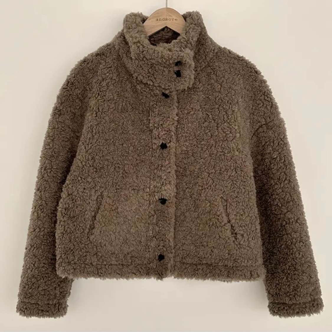(새상품) 양털 뽀글이 하이넥 무스탕 퍼자켓 숏코트 에이블리 앤드모어 상품이미지3