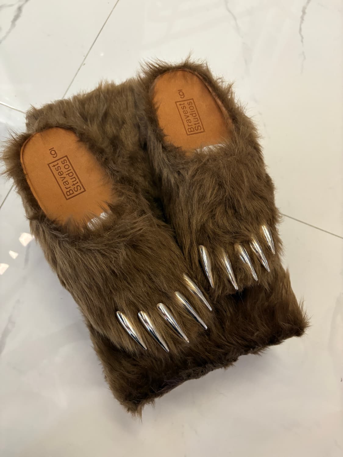 브레이브스트 스튜디오 베어 클로 뮬 브라운 상품이미지1