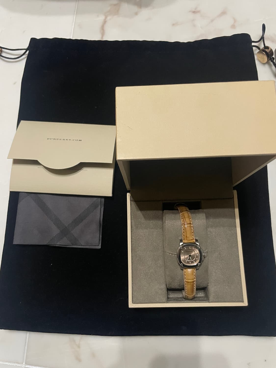 버버리 한정판 베젤 천연 다이아 시계 상품이미지4