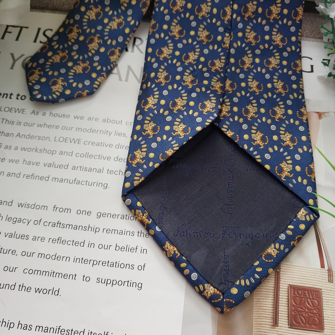 페라가모 실크 블루 호랑이 넥타이 9.5cm A+등급 K1348 
  상품이미지8