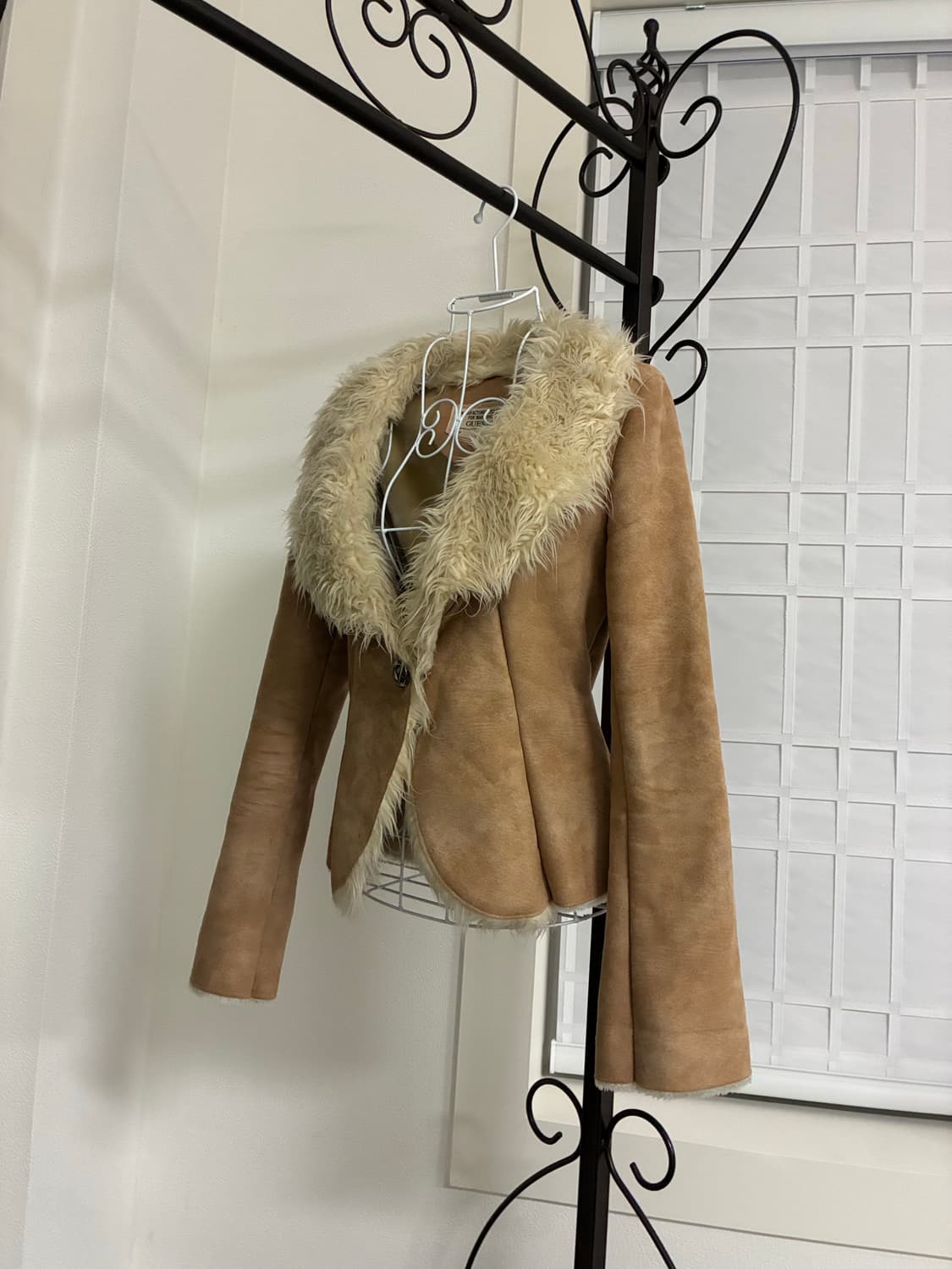 Guess 베이지 버클 무스탕 상품이미지2