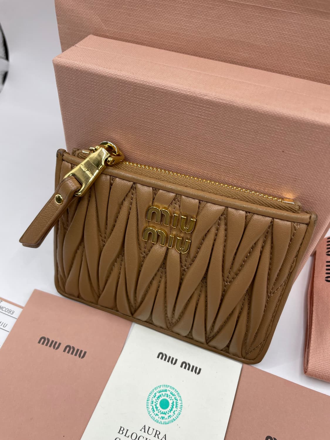 미우미우 나파 램스킨 지퍼 카드지갑 상품이미지2