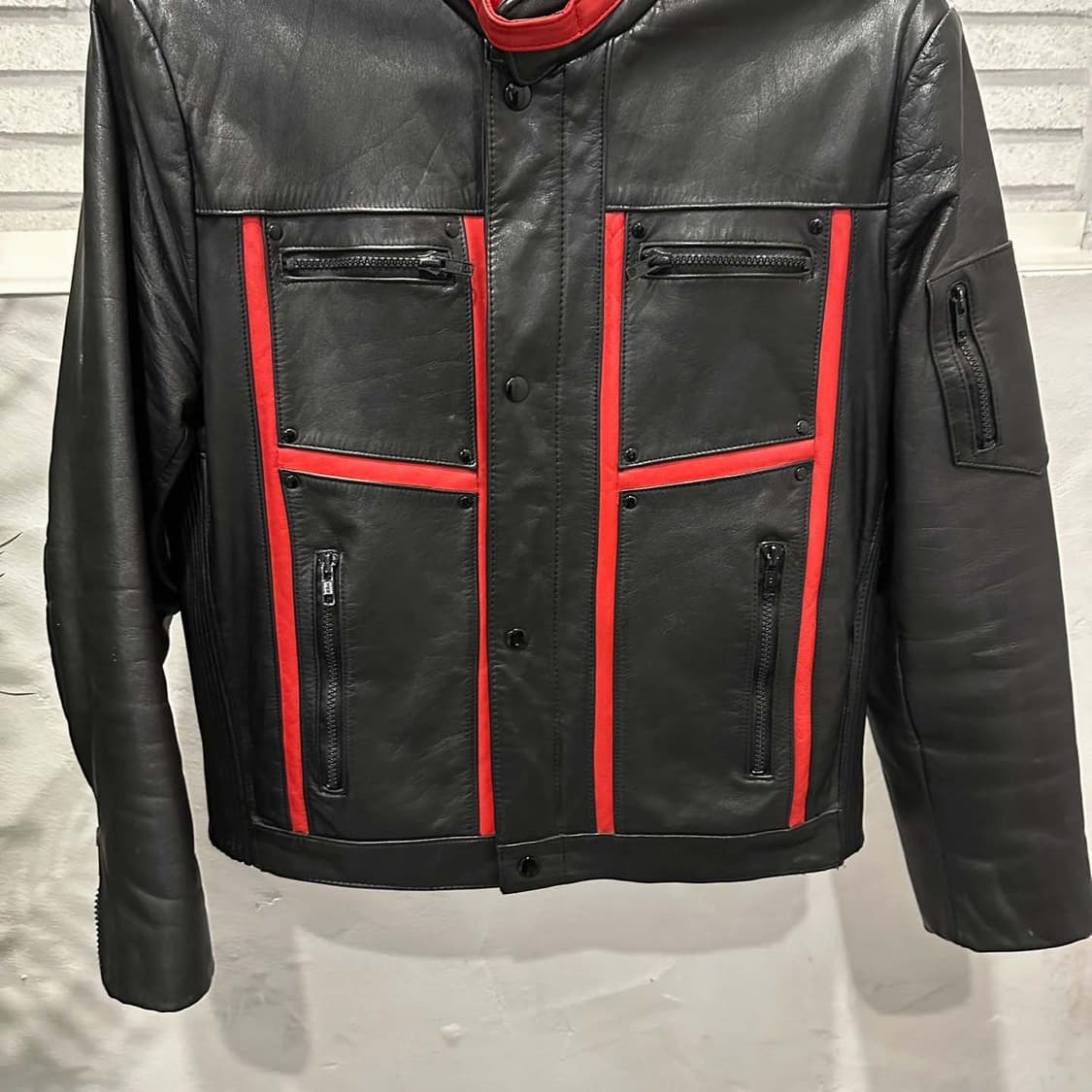쇼트 가죽 레더 모터사이클 자켓 레드 파이핑 하이넥 멀티포켓 디테일 블랙 상품이미지5