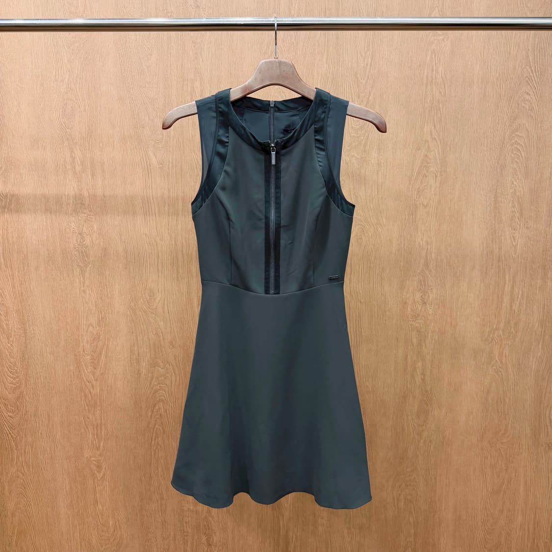 아르마니 익스체인지 슬리브리스 원피스 프론트 지퍼 메탈 로고 디테일 차콜 상품이미지2