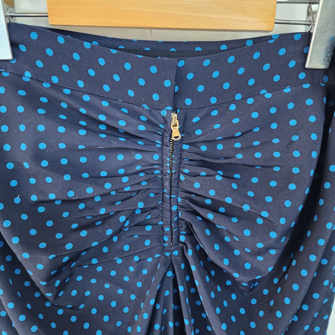 한섬 네이비 도트 셔링 롱 스커트 상품이미지4