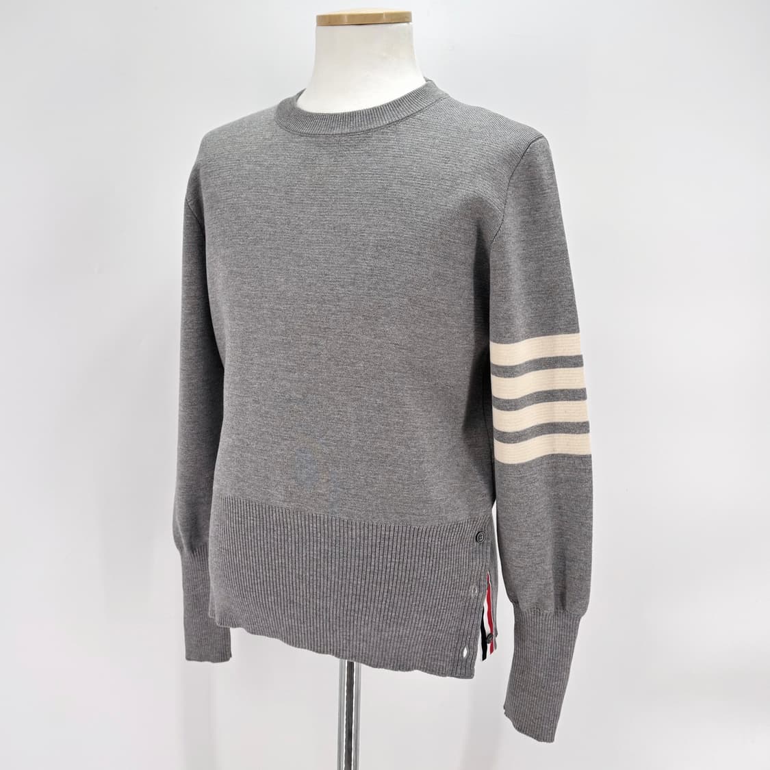 [2사이즈] 톰브라운 사선완장 밀라노스티치 니트 그레이 (MKA189A) 상품이미지2