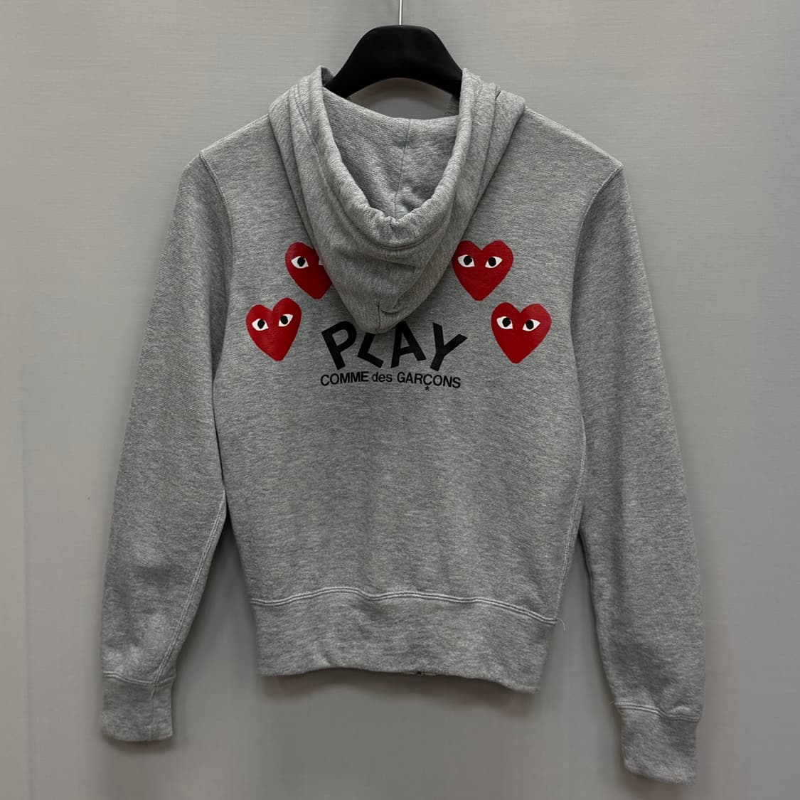 꼼데가르송 레드 와펜 백프린팅 후드 집업 (44)  상품이미지1