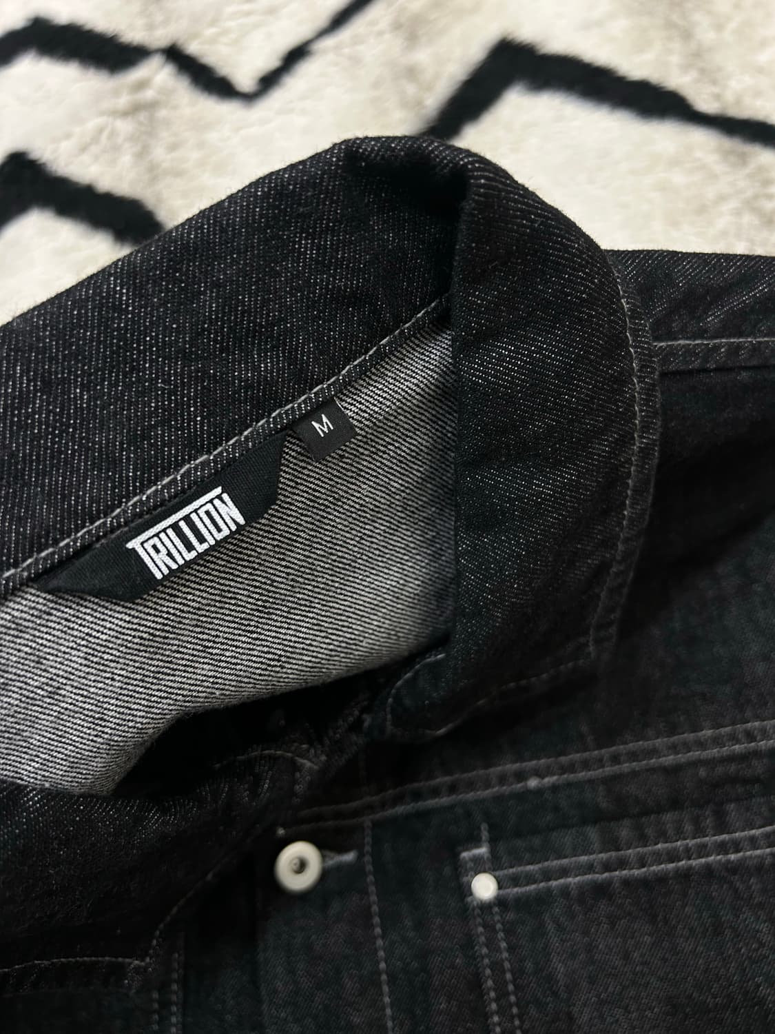 [M]트릴리온 오버핏 워싱 스티치 데님 트러커지켓/블랙 상품이미지5
