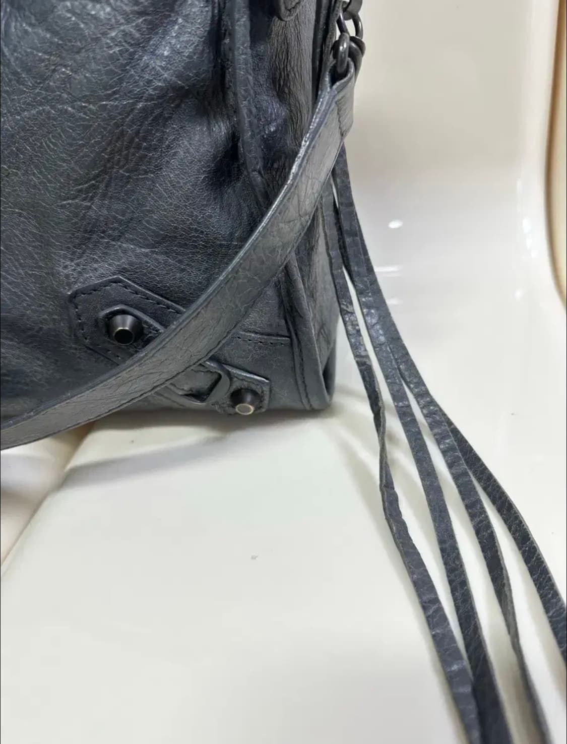 발렌시아가 시티 모터백 미디움 다크그레이 흑장 상품이미지6