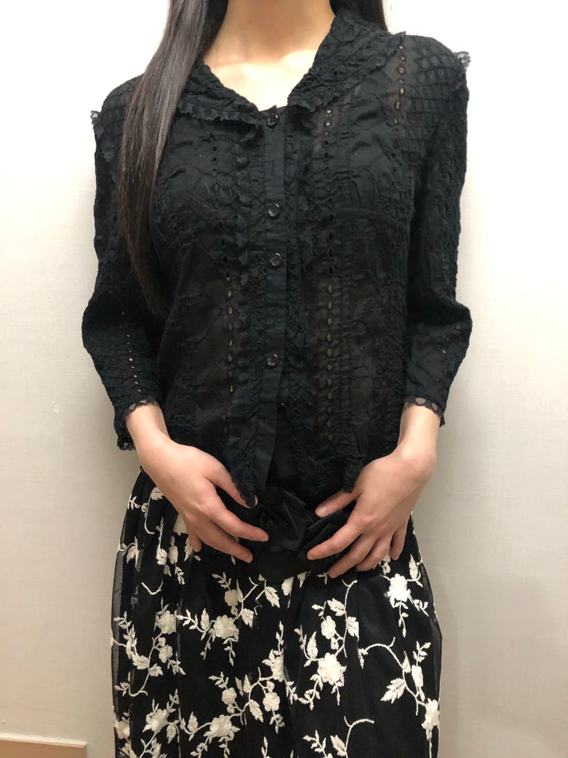 빈티지 블랙 레이스 펀칭 블라우스 상품이미지1