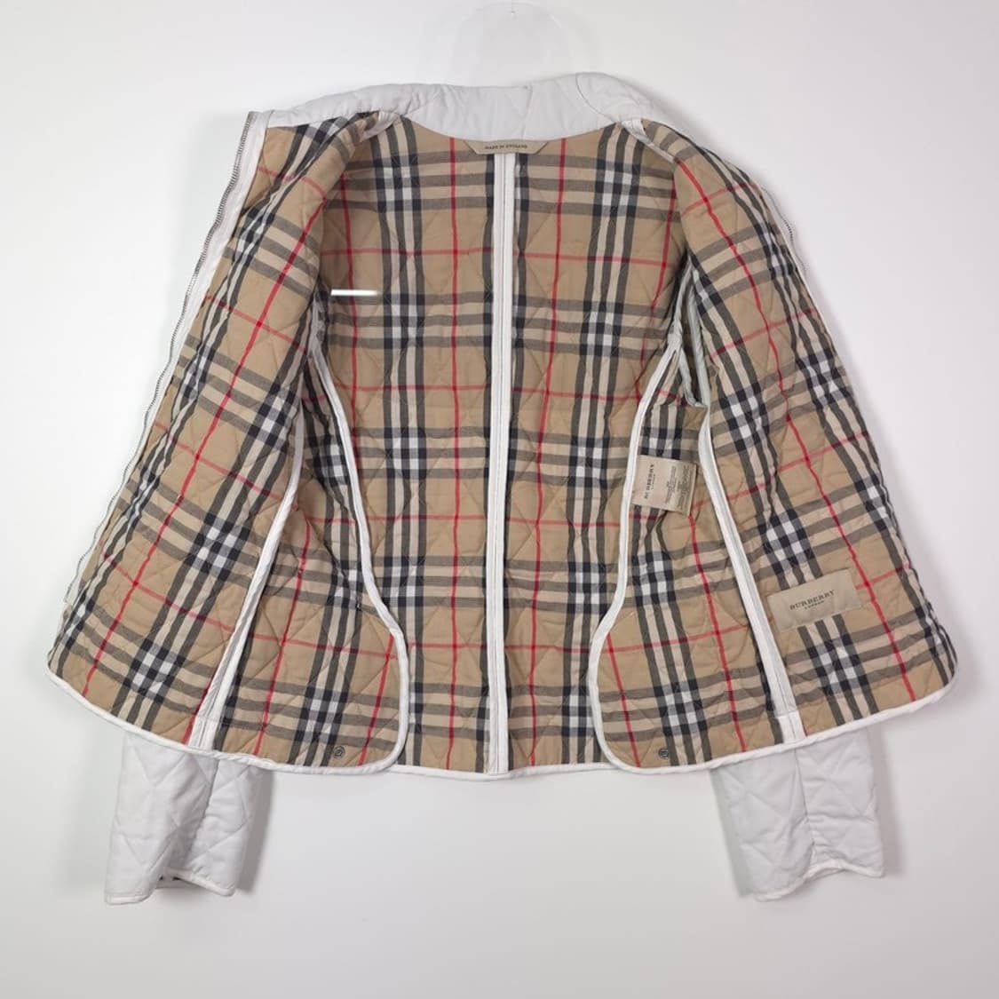 버버리 런던 노바체크 안감 화이트 다이아몬드 퀼팅 자켓 상품이미지5