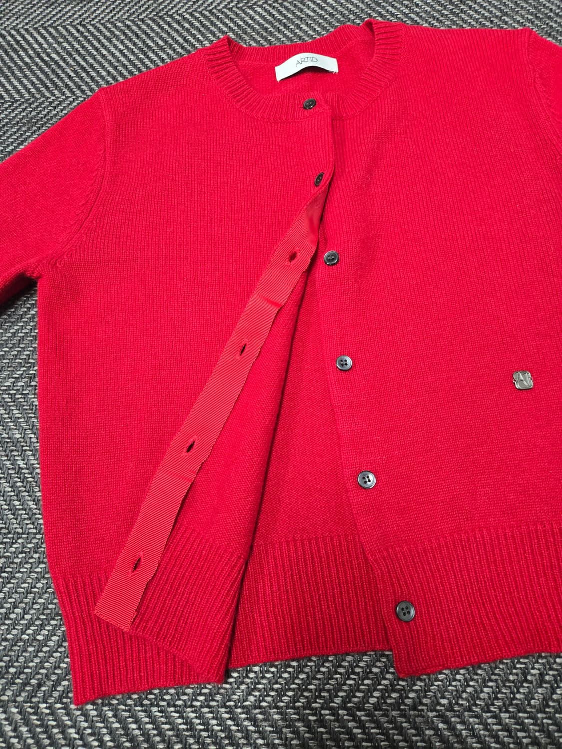 아티드 ARTID 24ss 캐시미어10%울90% 레드 라운드넥 가디건 상품이미지5