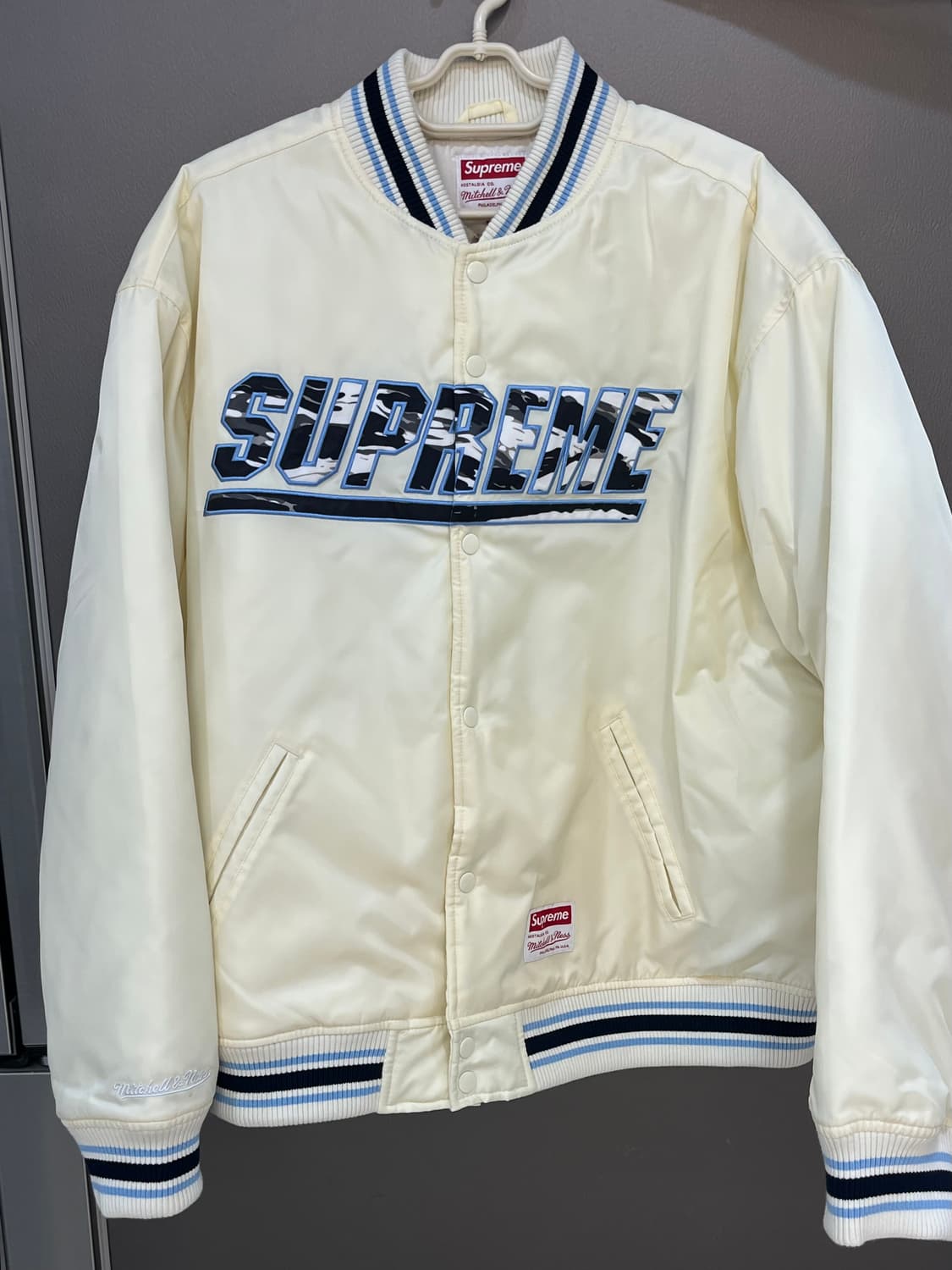 슈프림 미첼 & 네스 카모 로고 바시티 자켓 화이트 - 25SS 상품이미지3