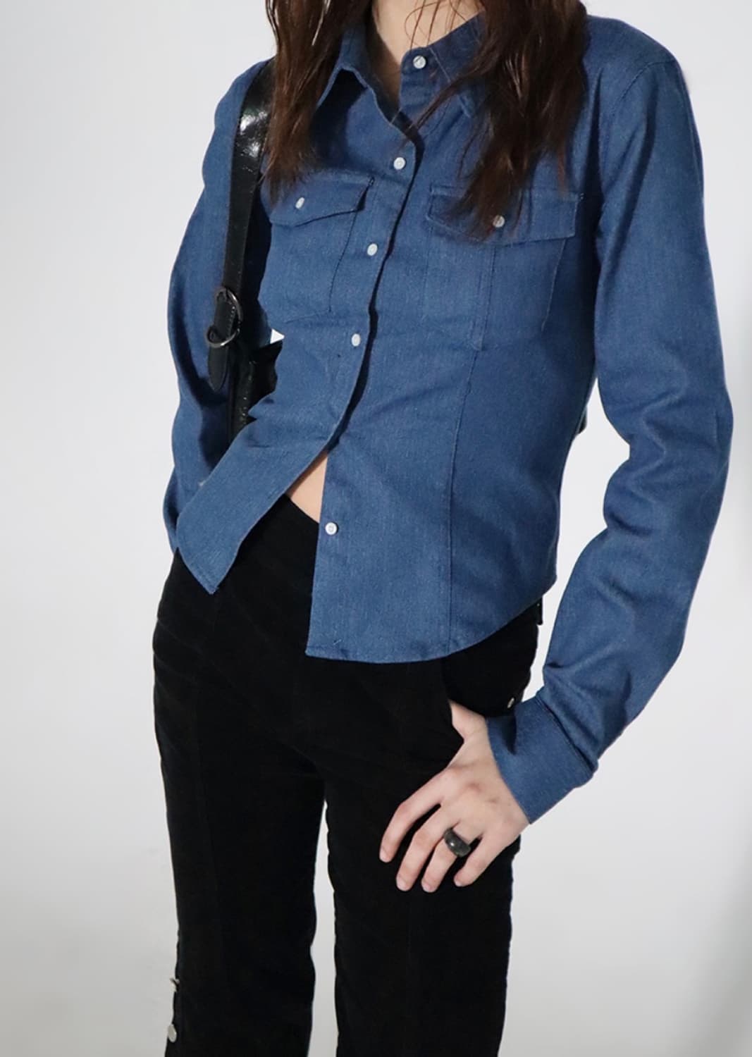 반택포)CHICKS 브랜드의 포켓 데님 슬림 굴림 셔츠 상품이미지2