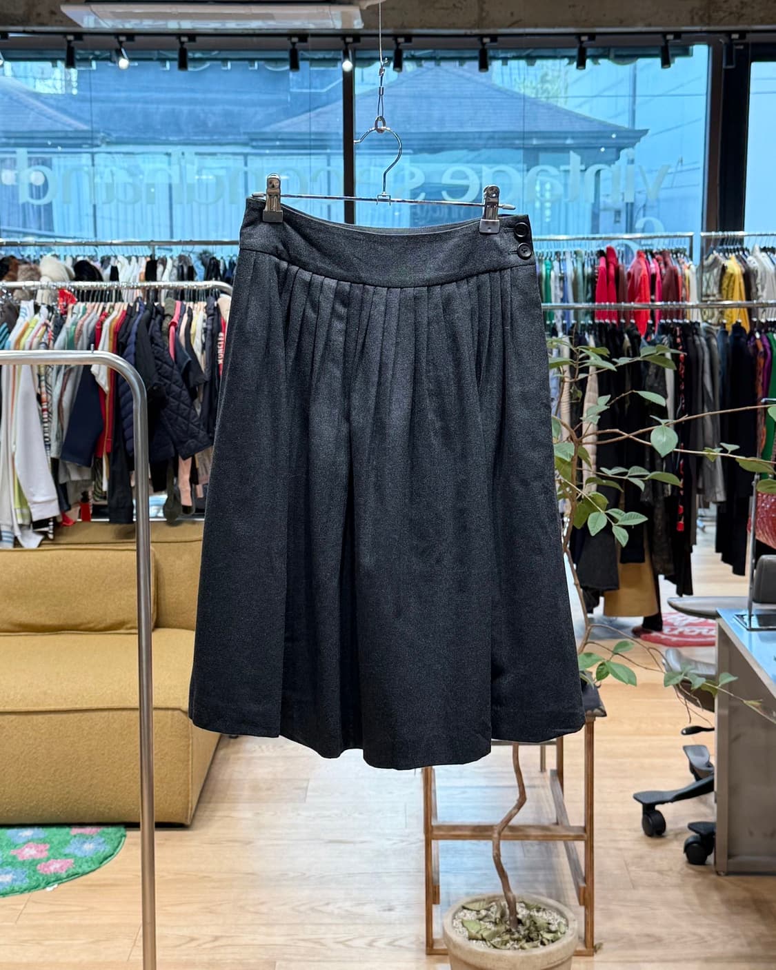 마가렛호웰 차콜 핀턱 미디스커트  상품이미지1