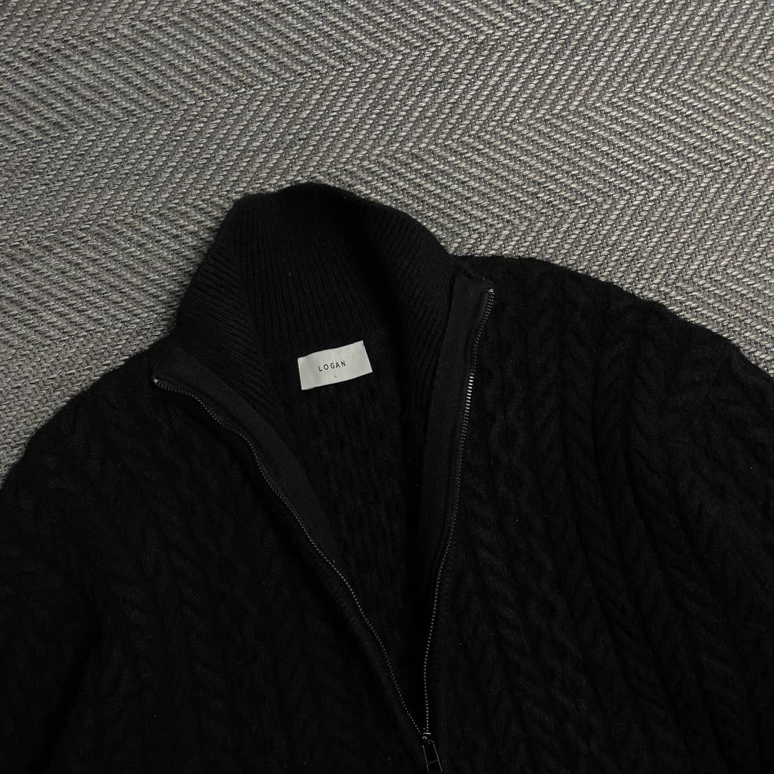 LOGAN 투웨이 하이넥 미니멀 케이블 꽈배기 니트 집업 블랙o 5320 상품이미지5