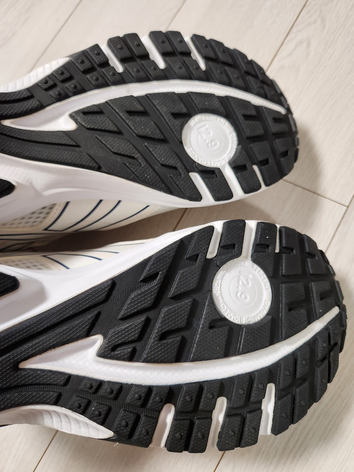 새상품급)리복 런닝화 피한 런4.0 여성운동화 사이즈240

여러 중고사 상품이미지9