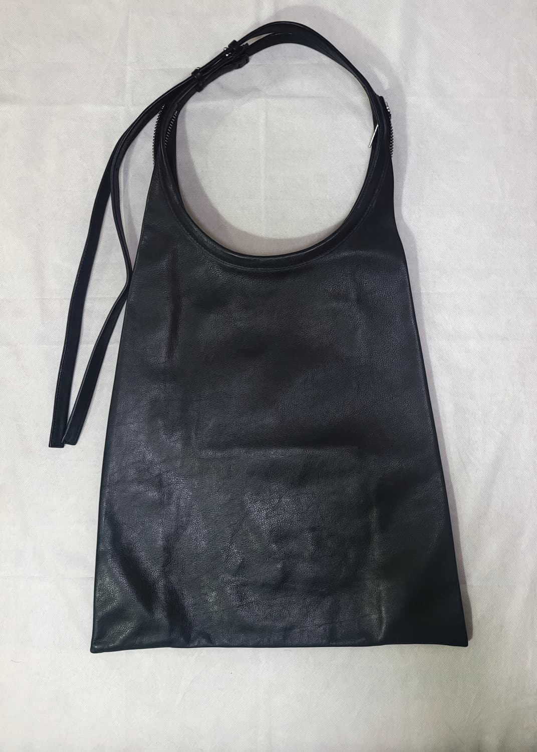 코스 레더 숄더백 cos 상품이미지1