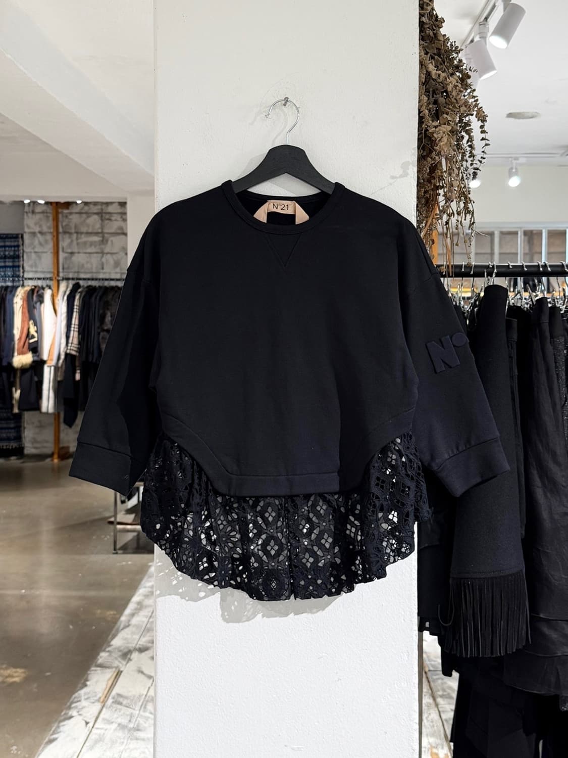 n21 블랙 레이스 헴 스웻 셔츠 상품이미지1