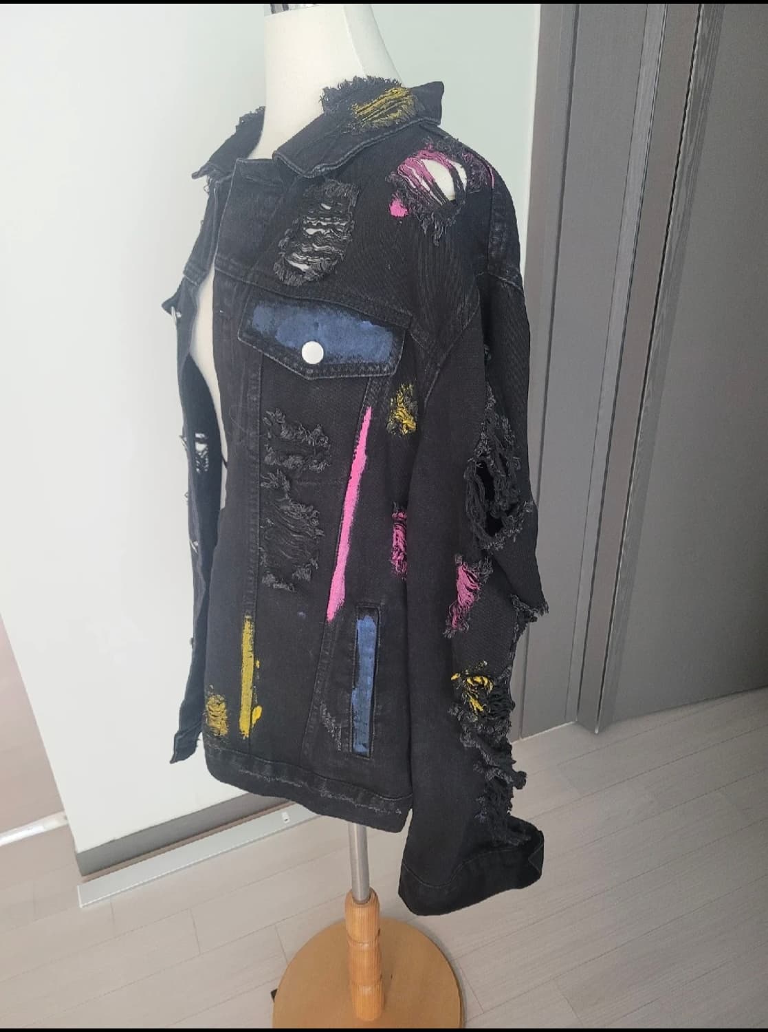 블랙 데님 자켓 (디스트로이드 & 페인트 포인트)

스트리트 무드 가득한 상품이미지3