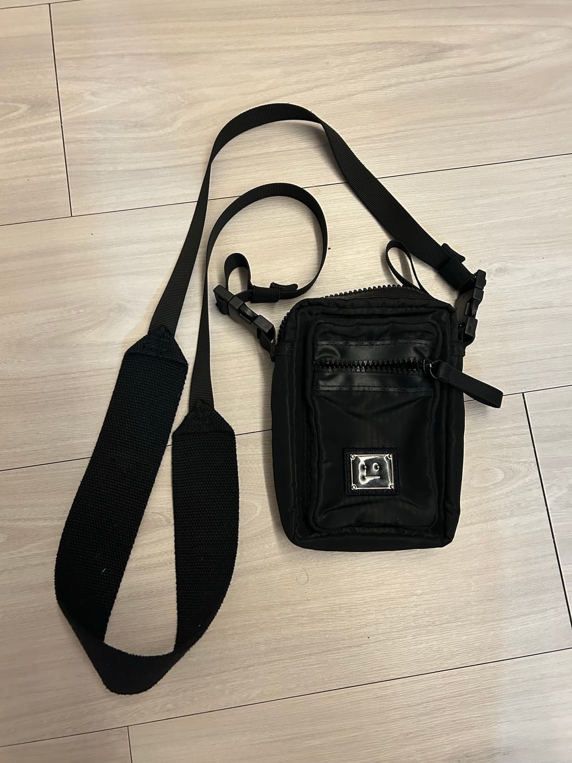 아크네스튜디오 로고 장식 포켓백 블랙 상품이미지1