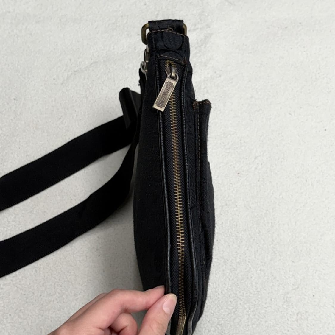 COACH 시그니처 블랙 크로스백 상품이미지4