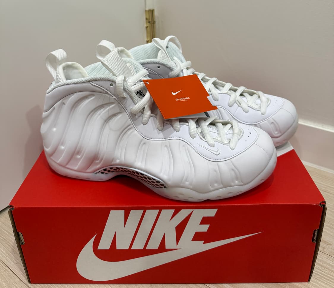 (260/US8)(새상품)나이키 스니커즈 에어 폼포짓 원 트리플 화이트 상품이미지2