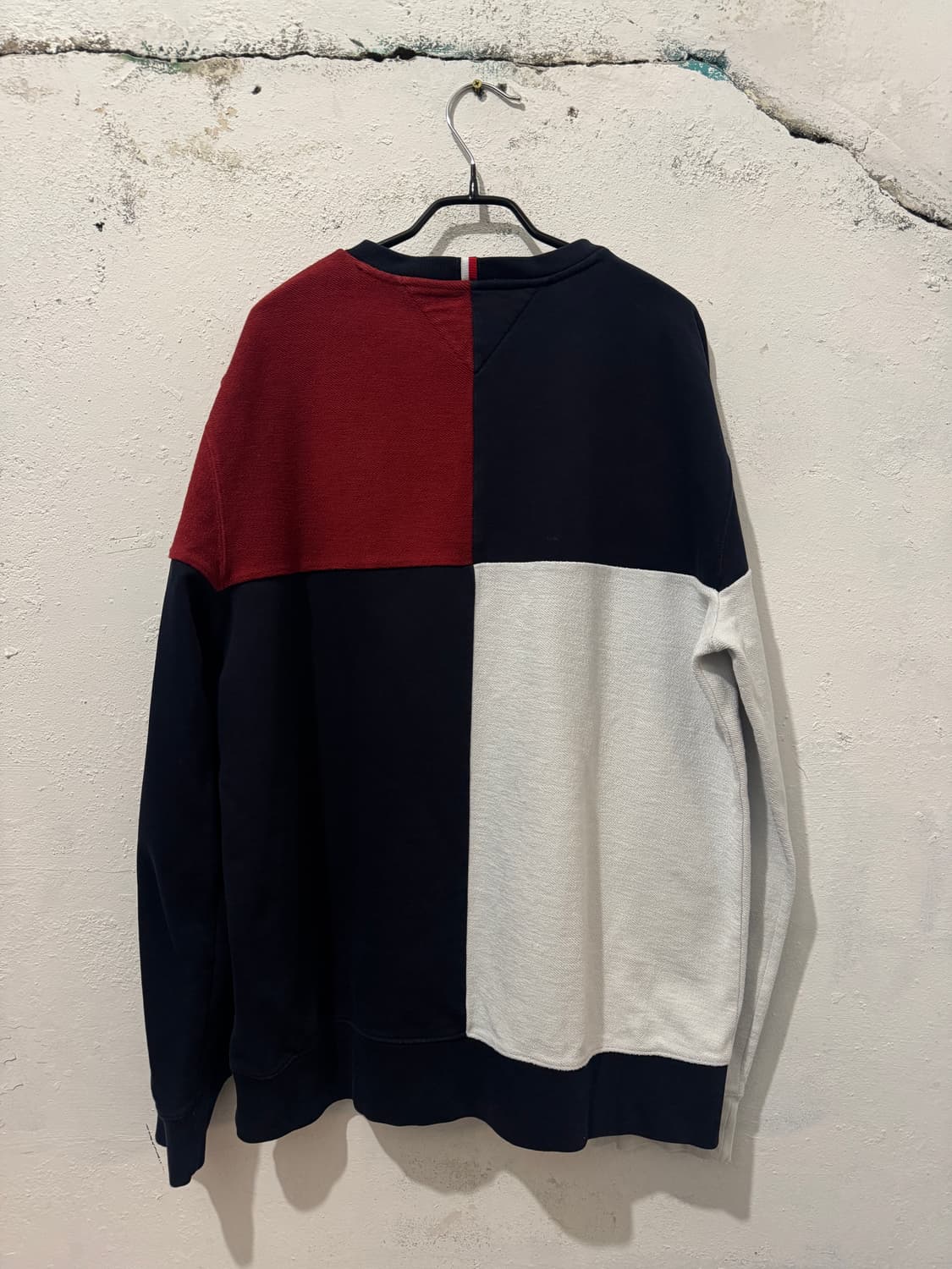 타미힐피거 21FW 리버스 컬러블럭 크루넥 맨투맨 상품이미지4