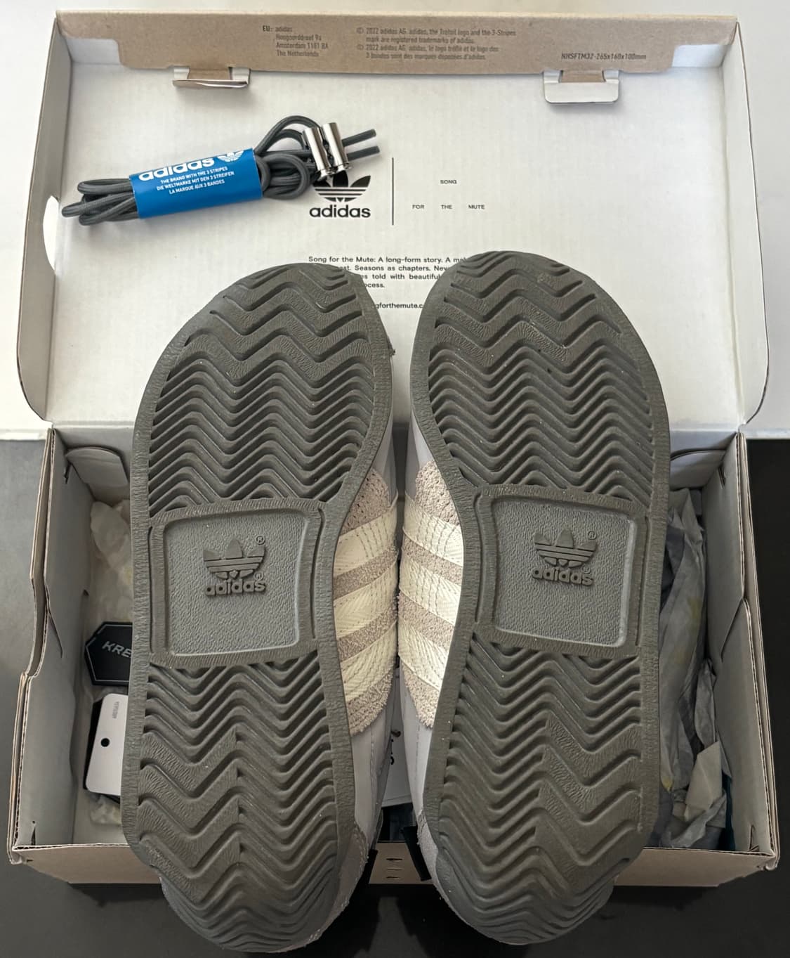 아디다스 x 송 포 더 뮤트 컨트리 OG 그레이 투 코어 블랙 상품이미지4