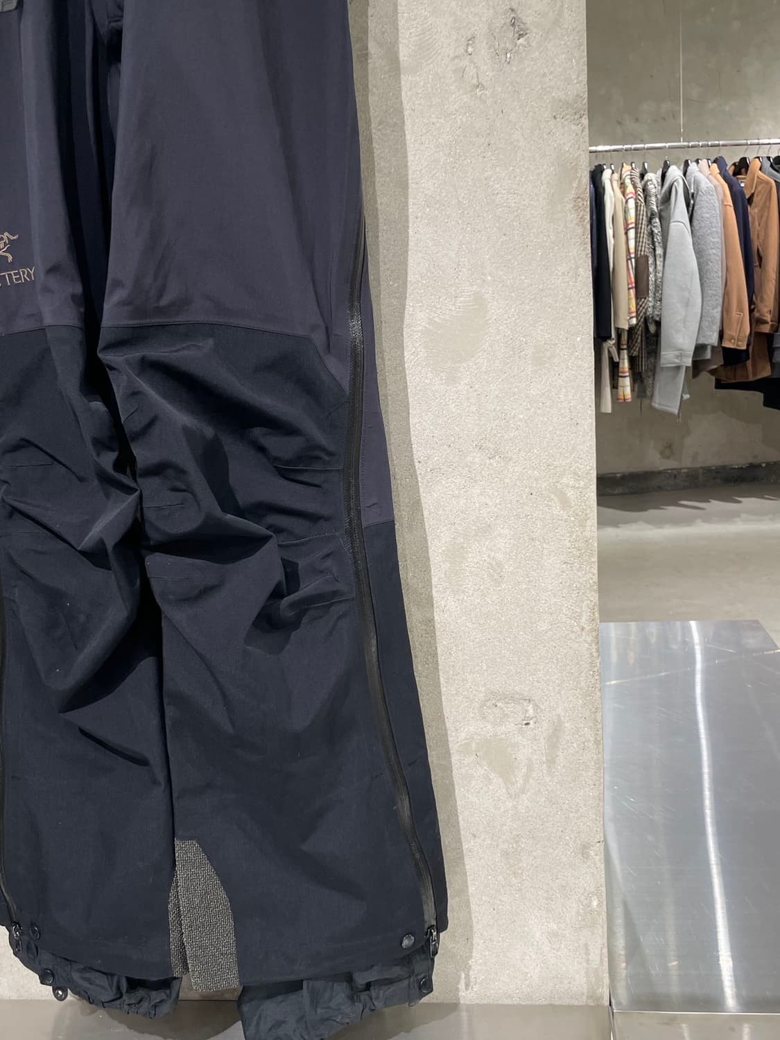 아크테릭스 맨즈 블랙 로고 고어텍스 테크웨어 오버올 상품이미지5