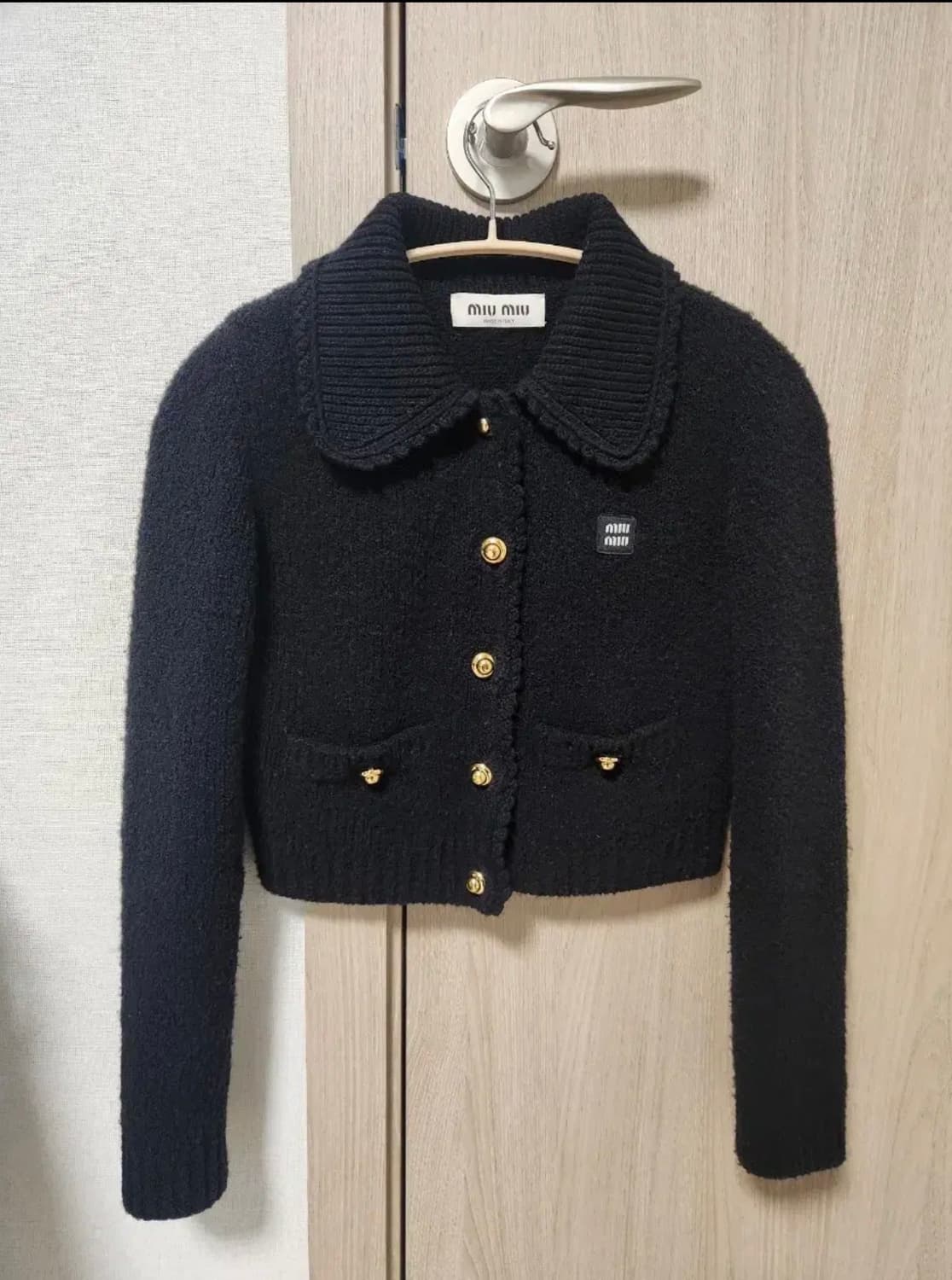 미우미우 부클 크롭 가디건 상품이미지1