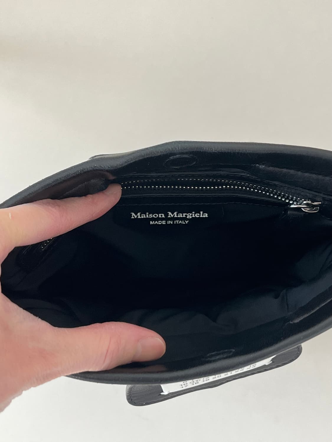 메종마르지엘라  글램 슬램 플랫 로고 크로스백 블랙 상품이미지5