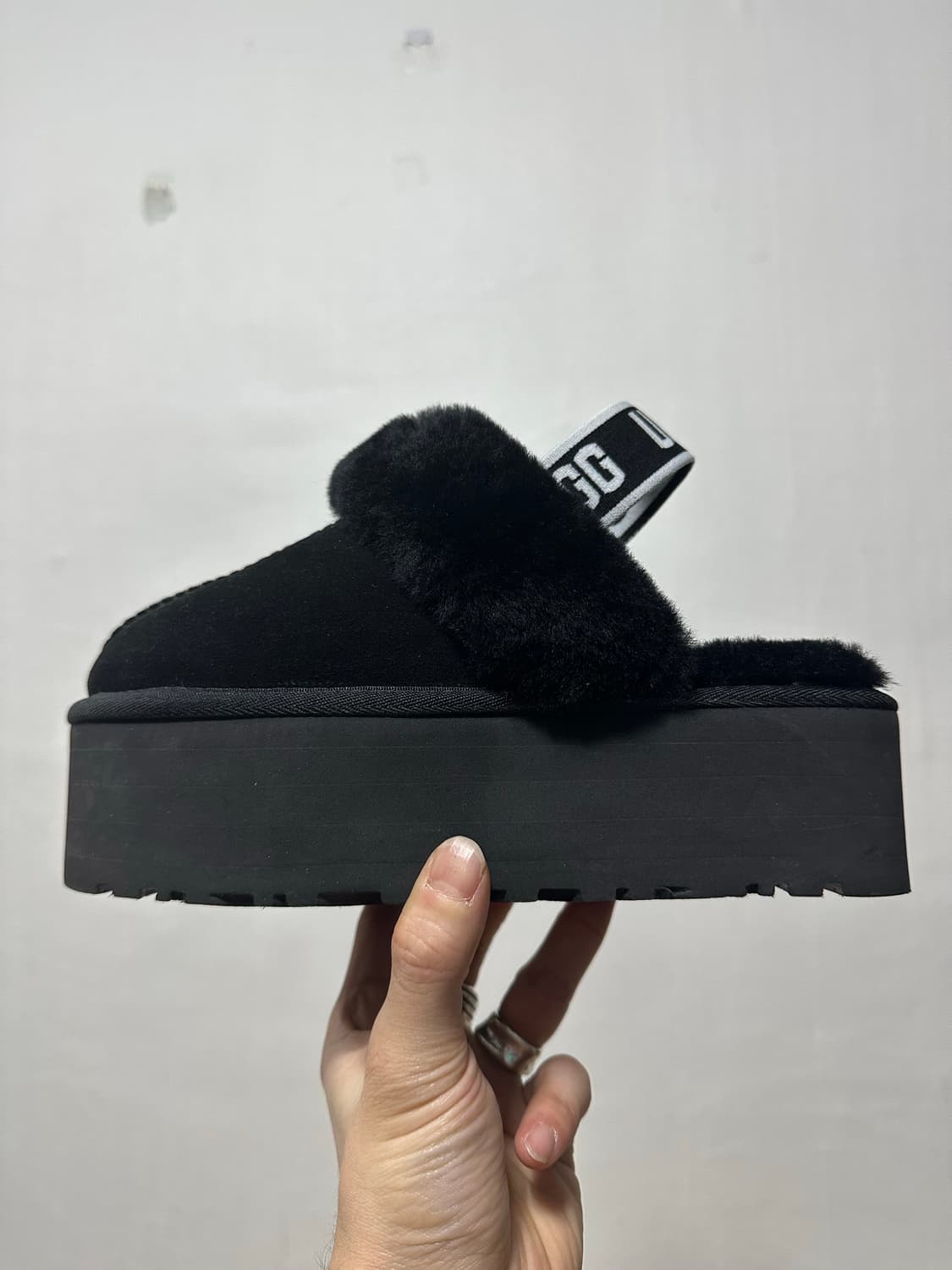 어그 펀케트 슬라이드 블랙 상품이미지2