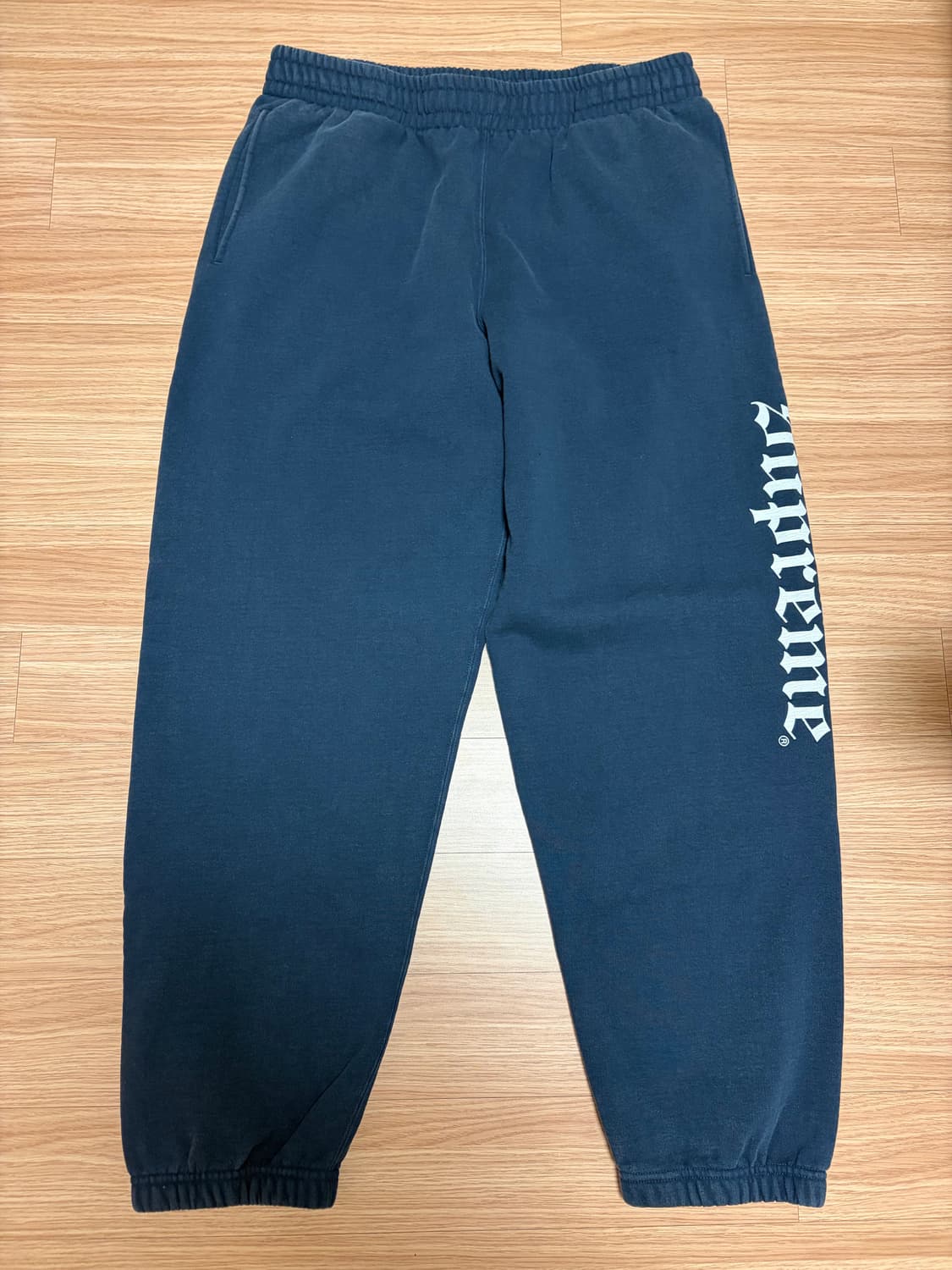 [M] 슈프림 워시드 올드 잉글리쉬 스웨트팬츠 네이비 - 아트딜러 착용 상품이미지4