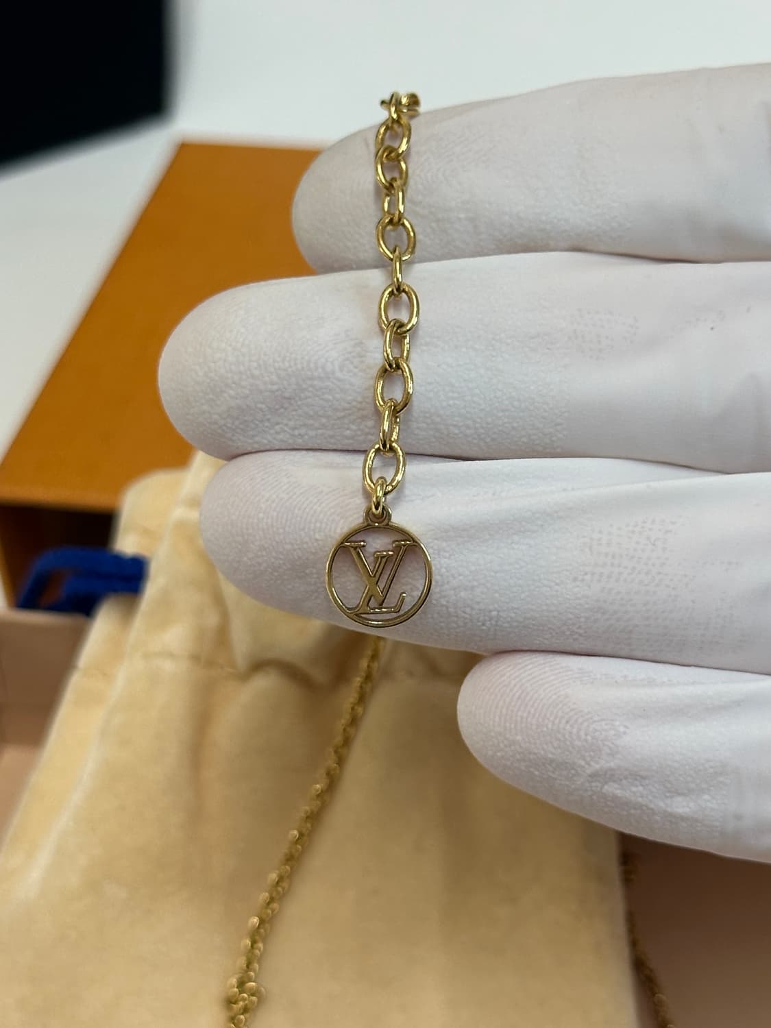 A+ / 루이비통 V 에센셜 네크리스 골드 상품이미지6