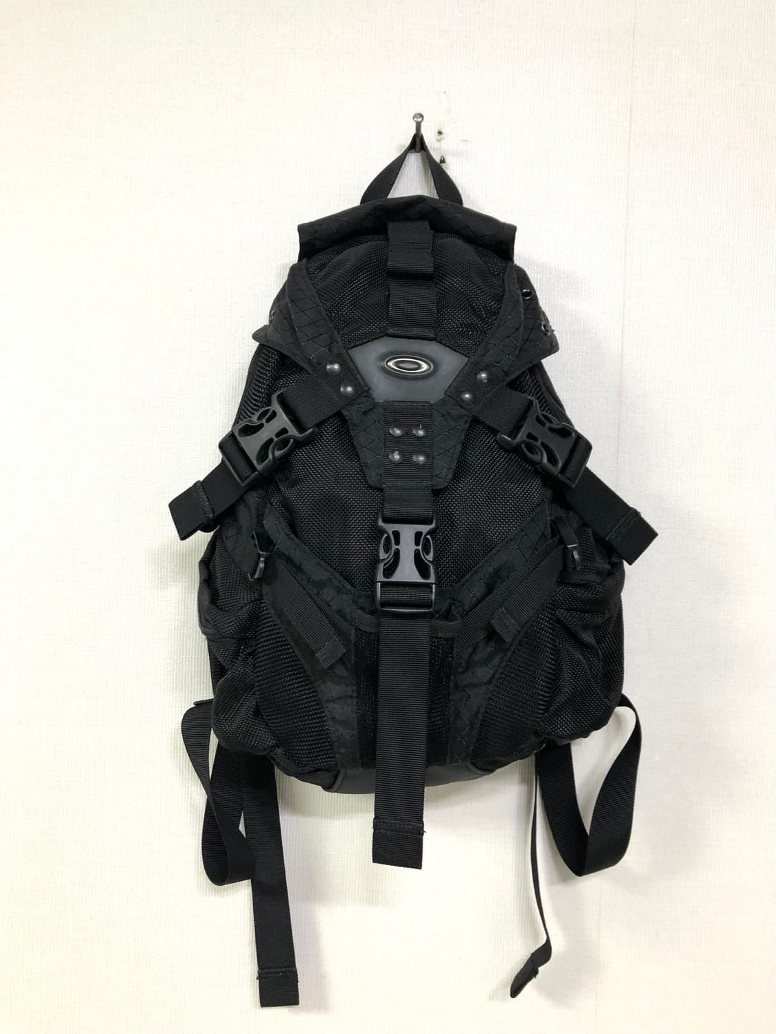 오클리 아이콘 테크니컬 유틸리티 미니 백팩 배낭 _ 블랙 상품이미지1