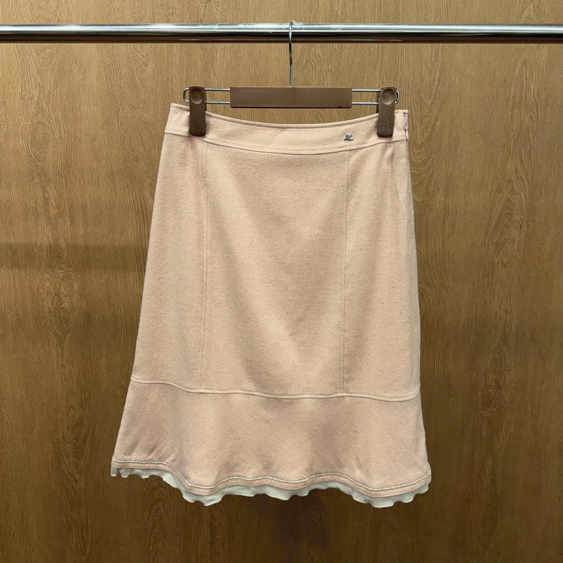 꾸레쥬 미디 스커트 밑단 레이어드 로고 장식 디테일 A라인 핑크 상품이미지2