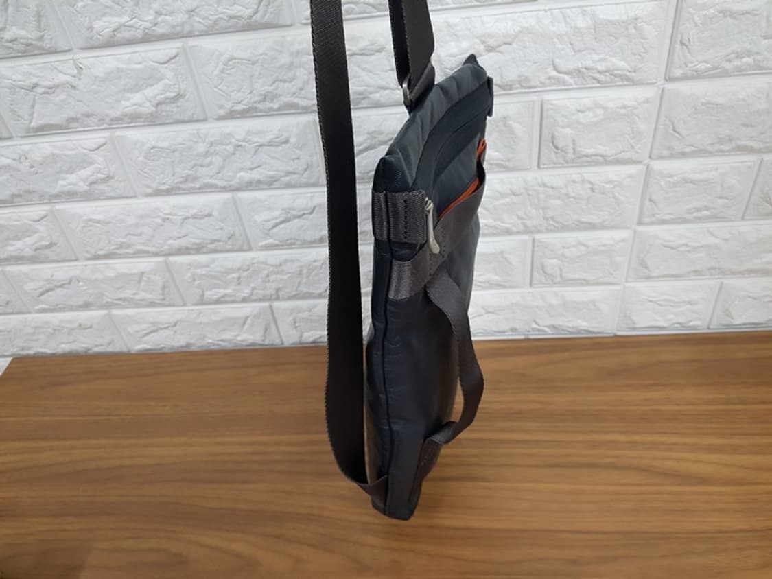 만다리나덕 남성 슬링백 (크로스백) 상품이미지3