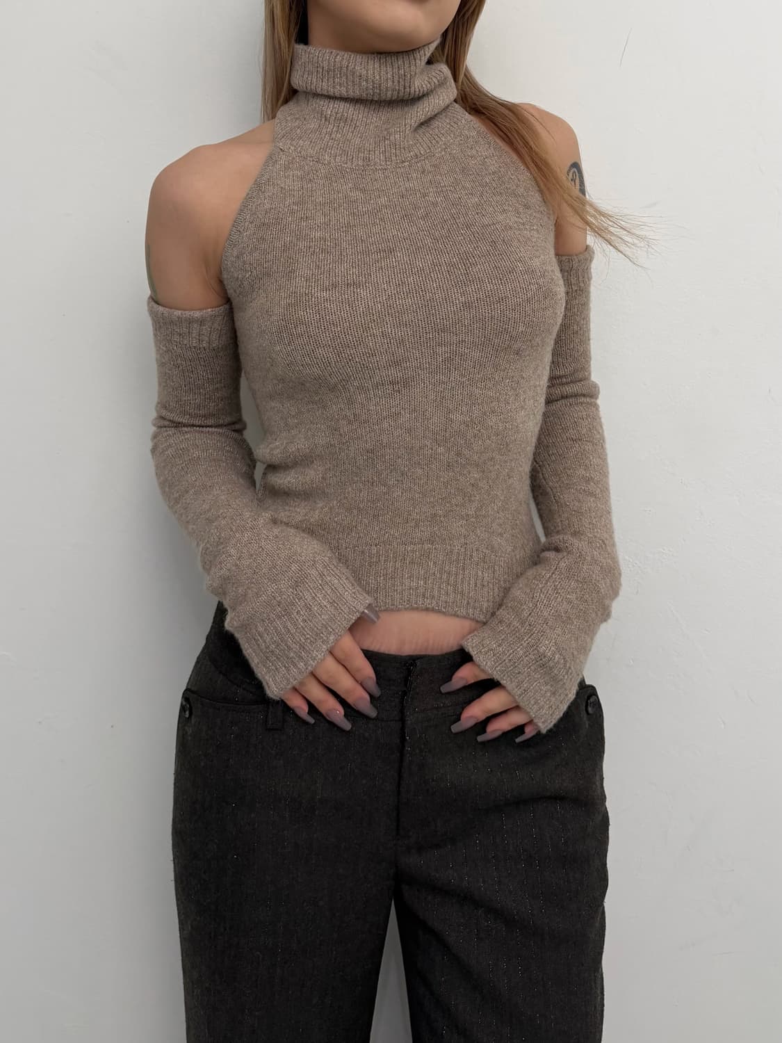 오트밀 컷아웃 니트  상품이미지1