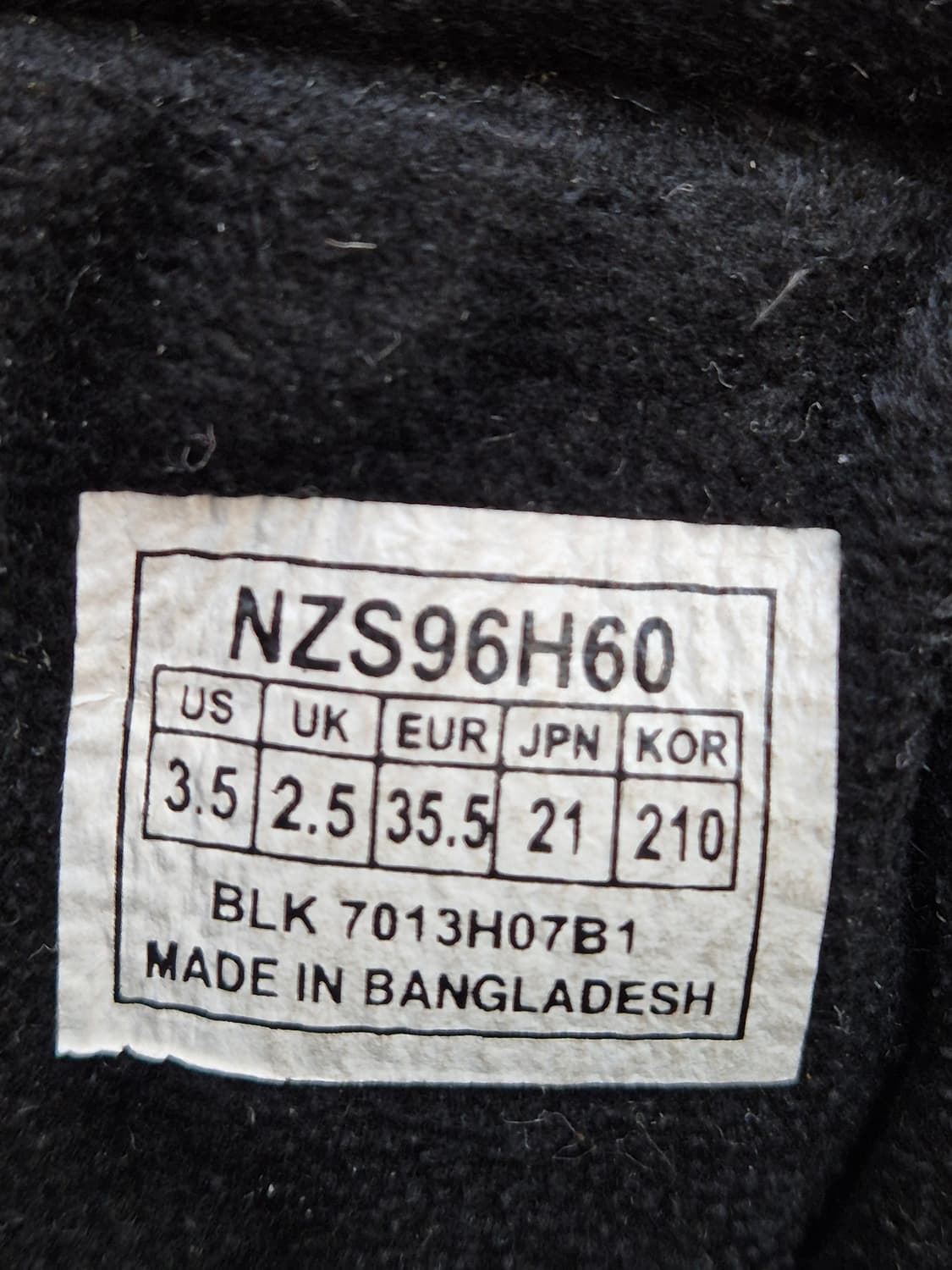 210mm 사이즈 노스페이스 키즈 패딩 부츠 블랙 색상입니다. 옆에 지퍼 상품이미지4