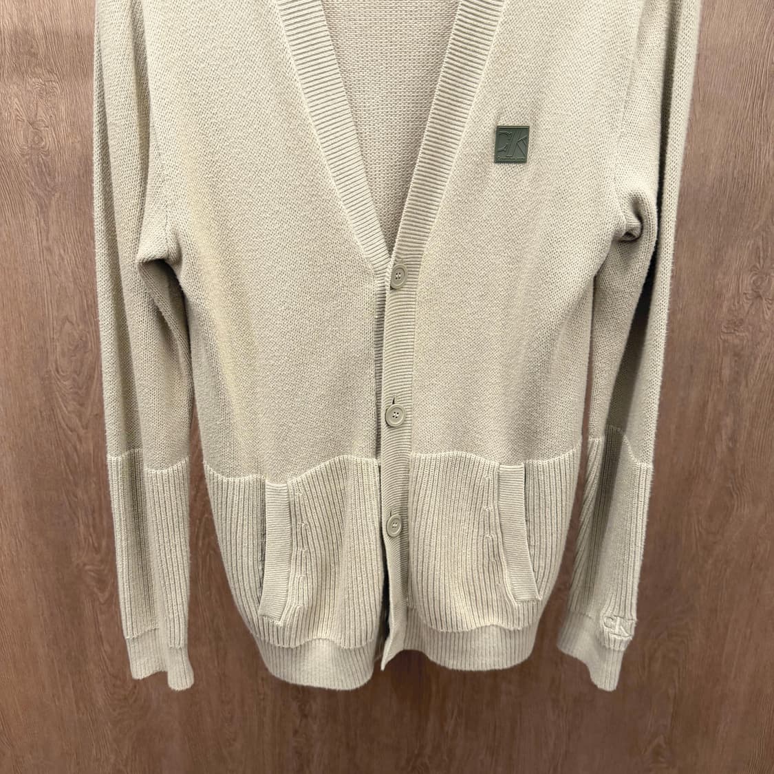 캘빈클라인 브이넥 코튼 가디건 리브 조직 톤온톤 버튼 디테일 베이지 상품이미지5