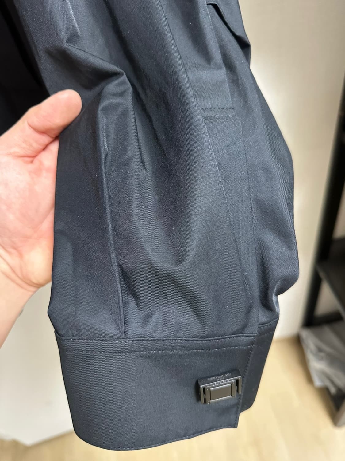 [48]우영미 블랙 커프스 스냅 포인트 셔츠 상품이미지3