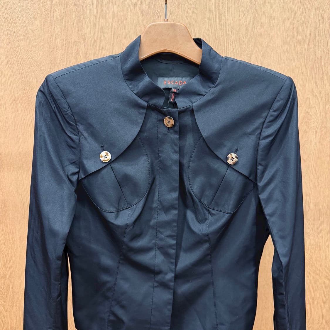 에스카다 자켓 스탠드 카라 볼레로 레이어드 플랩 버튼업 디테일 블랙 상품이미지4