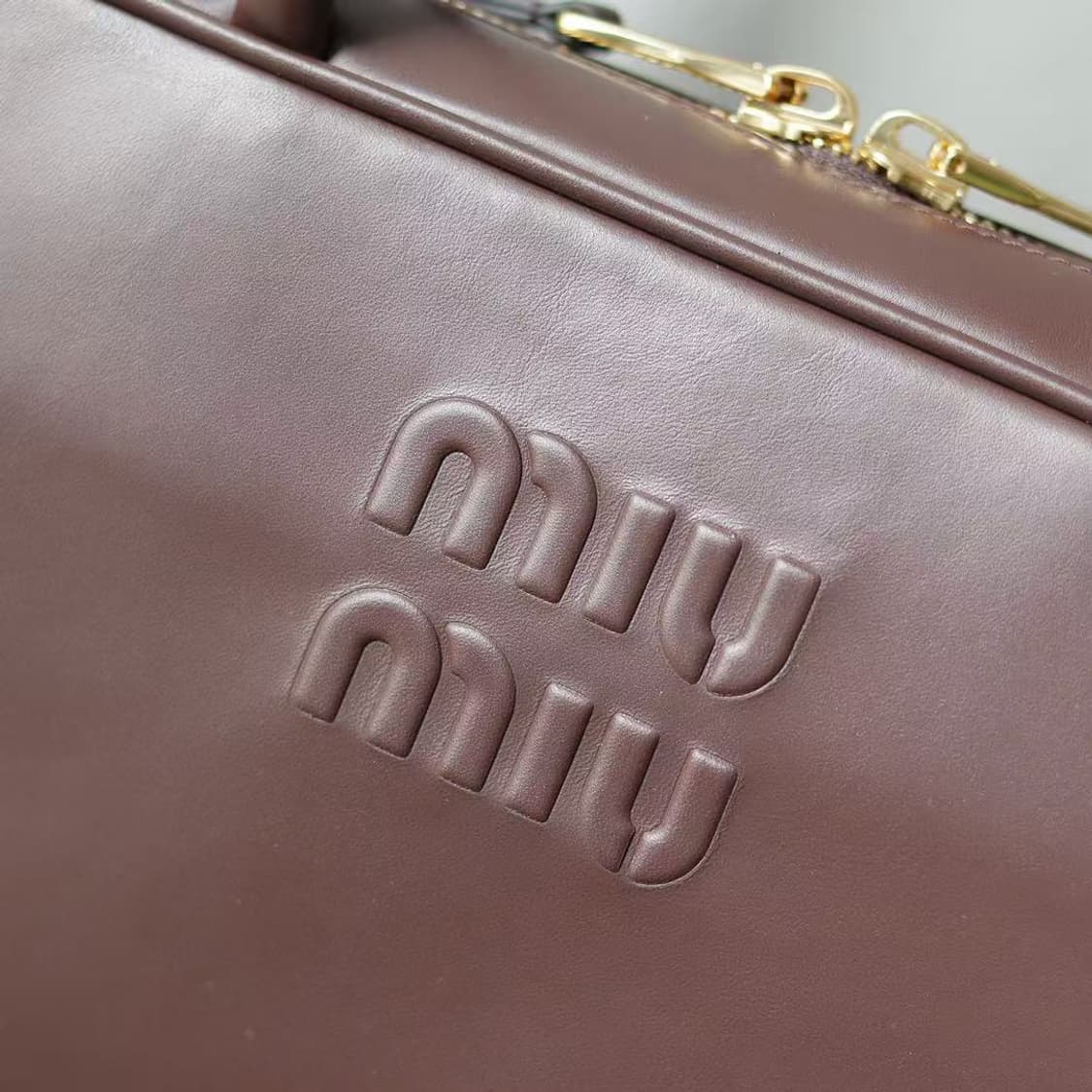 미우 미우 가죽 탑 핸들백 상품이미지4