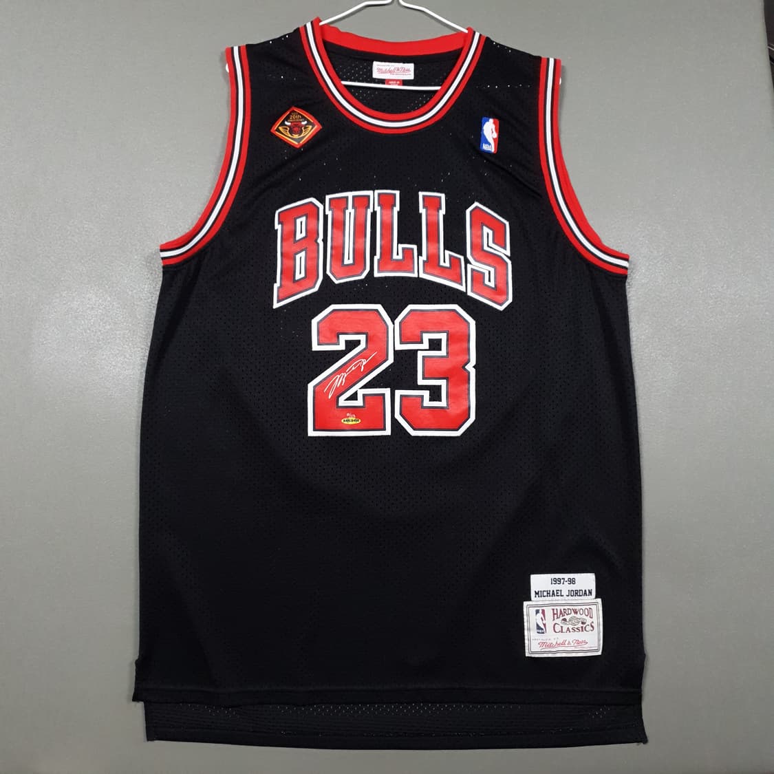 미첼앤네스 NBA 시카고불스 97-98 마이클 조던 어웨이 져지 친팔싸인 상품이미지1
