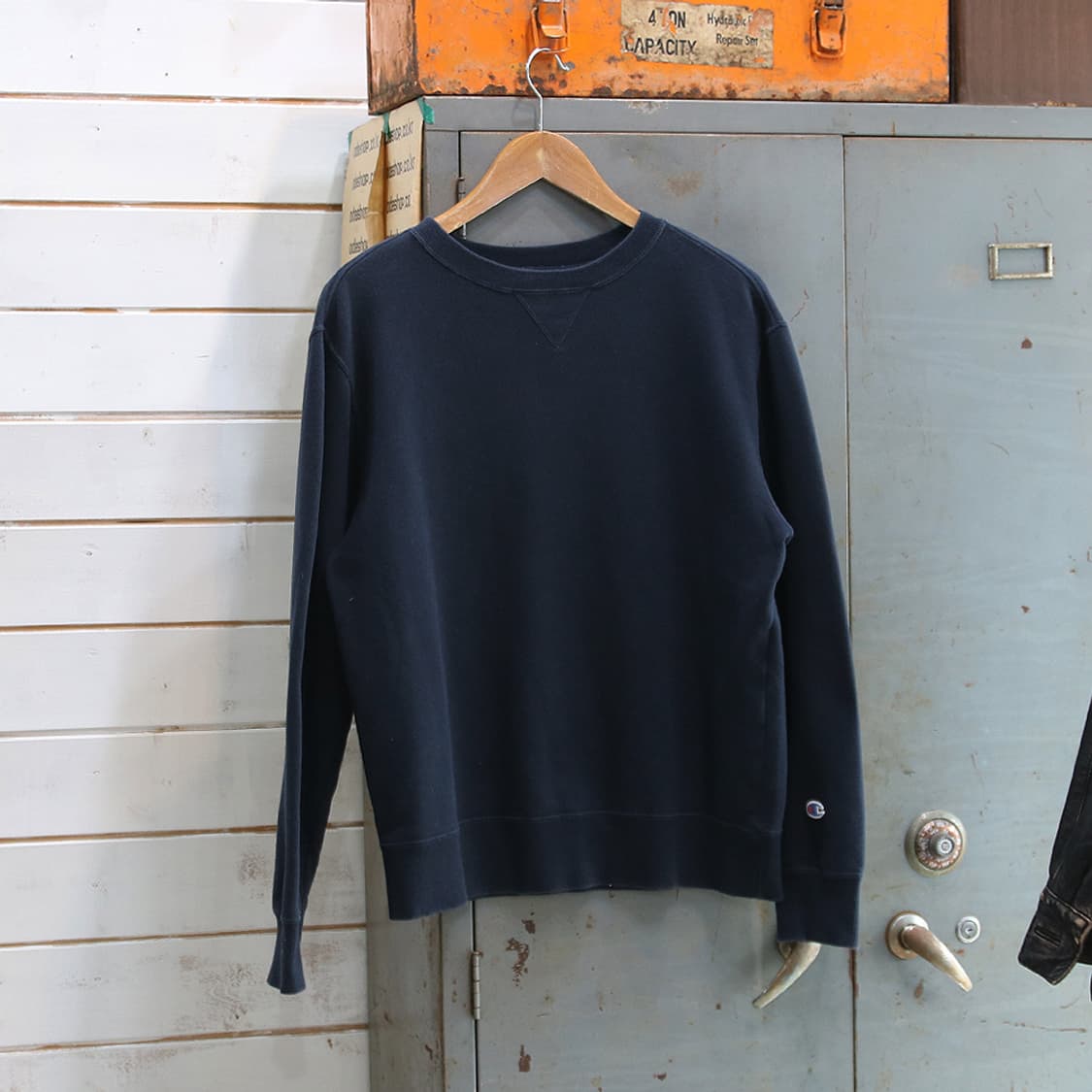 (착용컷) Champion 스웻 셔츠 (남성용 100) 상품이미지1