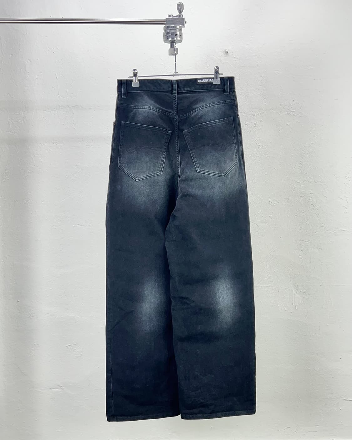 발렌시아가 23fw 페이디드 블랙 배기 데님 팬츠 상품이미지6