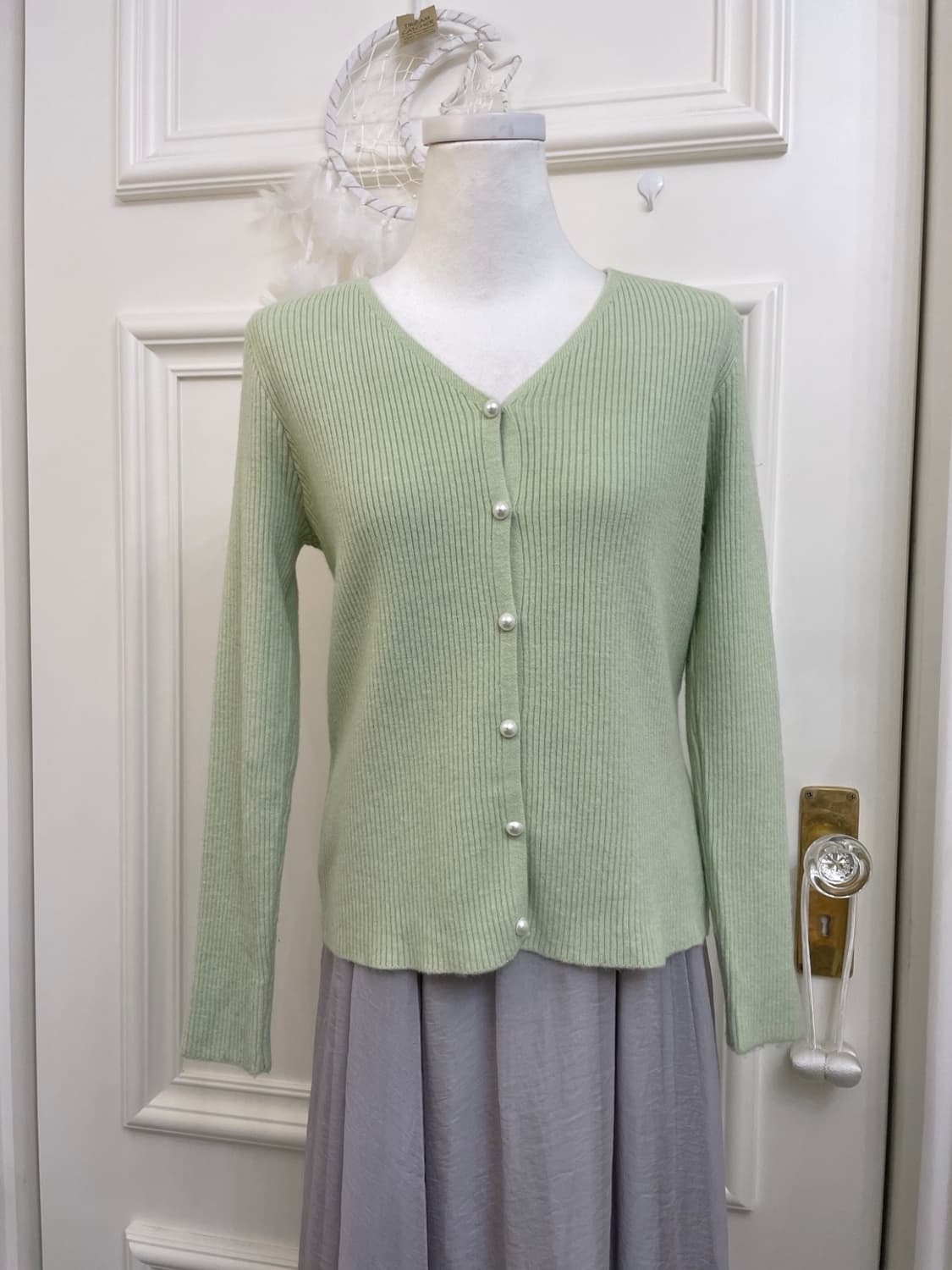 white green pearl button basic cardigan 상품이미지1