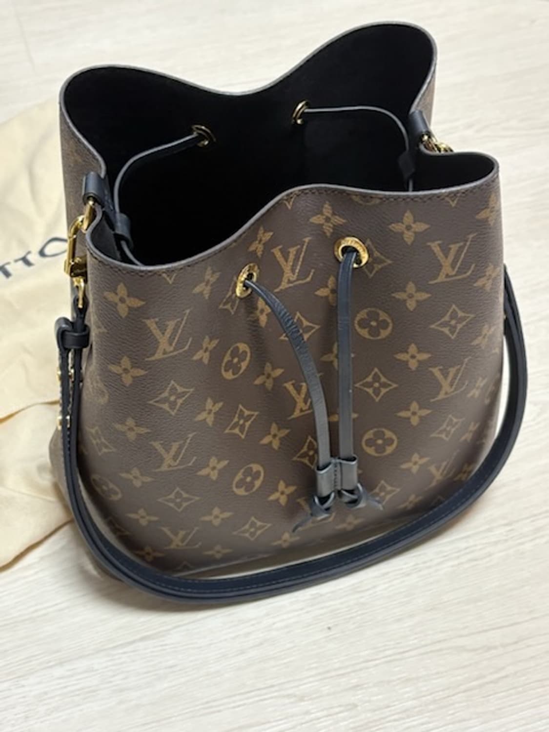 루이비통 네오노에 버킷백 블랙 상품이미지1