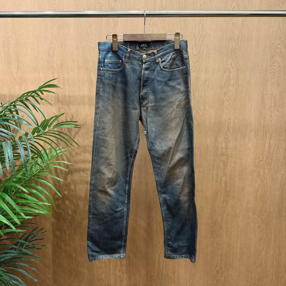 아페쎄 스트레이트핏 더티워싱 데님 팬츠 백포켓 로고 단추 디테일 진청 상품이미지1